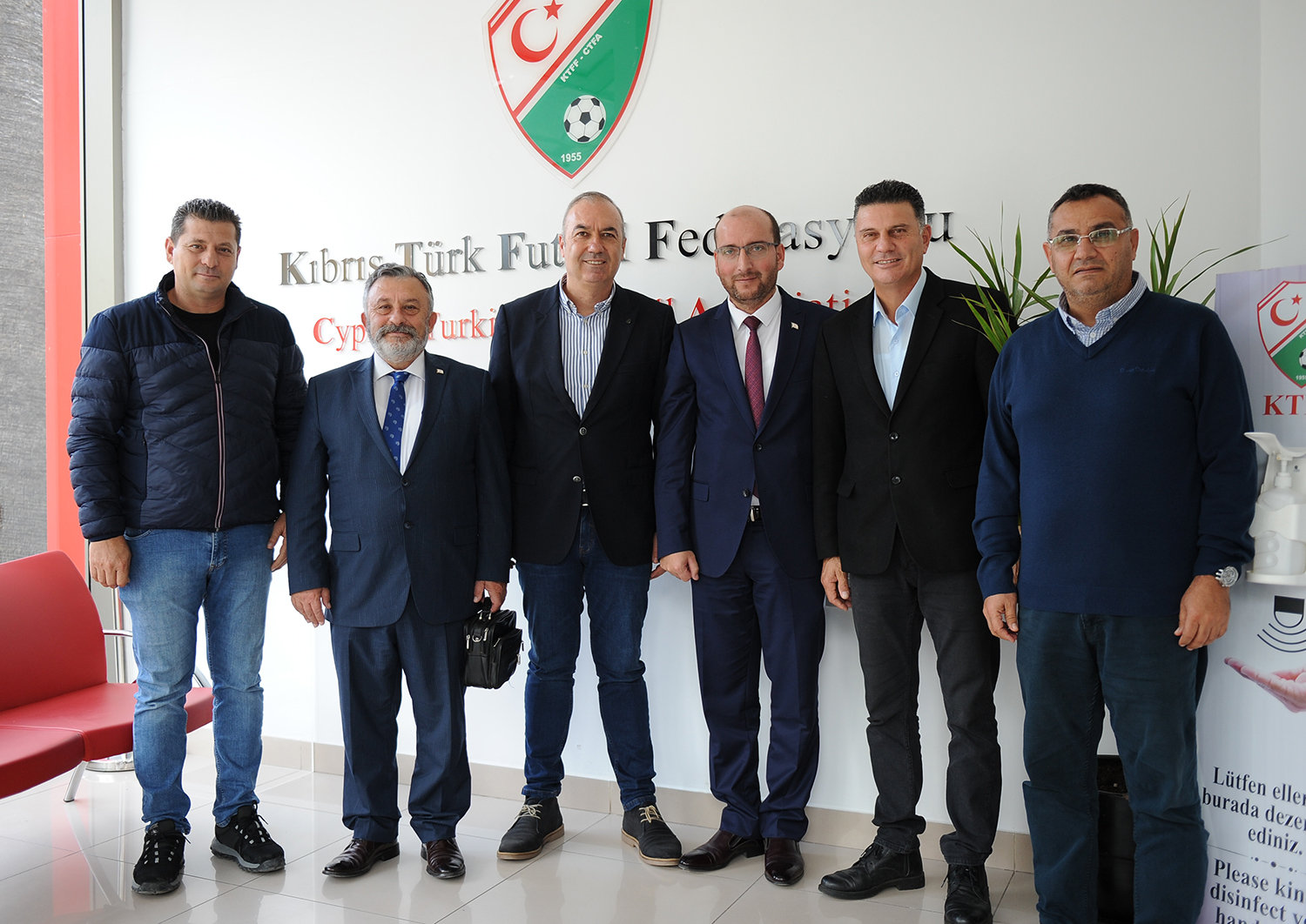 Milletvekilleri KTFF Başkanı Sertoğlu'nu ziyaret etti
