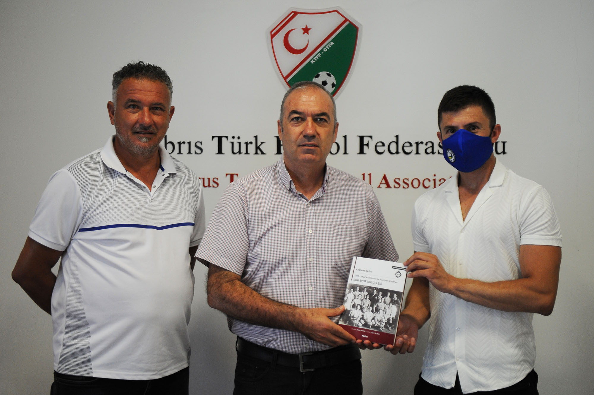 Sakallı çevirisini yaptığı kitabı Sertoğlu’na takdim etti